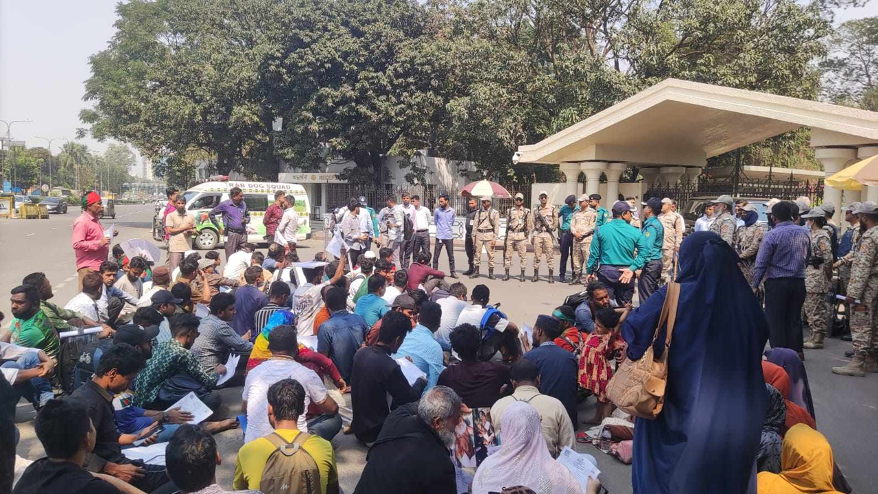 প্রধান উপদেষ্টার কার্যালয়ের সামনে জুলাই আন্দোলনে আহতদের অবস্থান