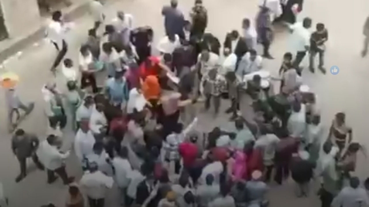 কুমিল্লায় আদালতে মামলার বাদীকে বেধড়ক পেটালেন বিবাদীরা