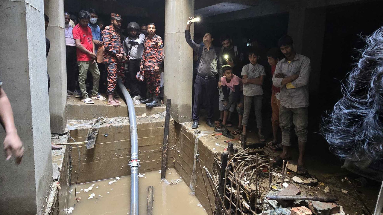 ৩২ নম্বরের ভবনের পানি নিষ্কাশন শেষ, চলে গেছে ফায়ার সার্ভিস