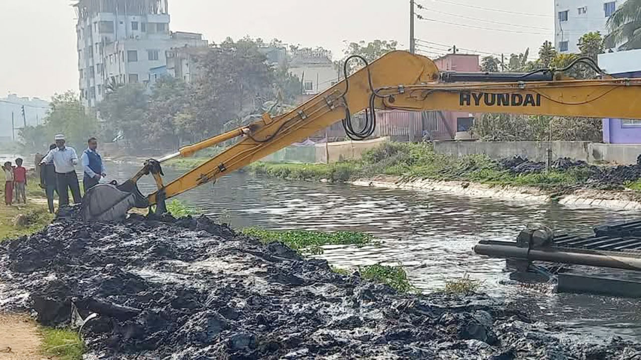 খাল খনন-পরিষ্কার কার্যক্রম পরিচালনা করছে ডিএনসিসি