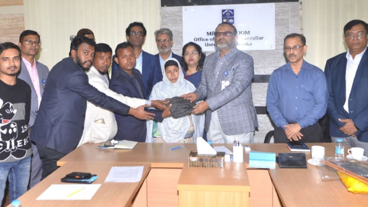 ঢাবি সংগ্রহশালায় আবু সাঈদ-ওয়াসিমের ছবি-জামাকাপড়-বই