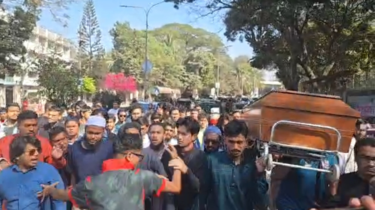 ঢাবিতে শহীদ হাসানের জানাজা-কফিন মিছিল