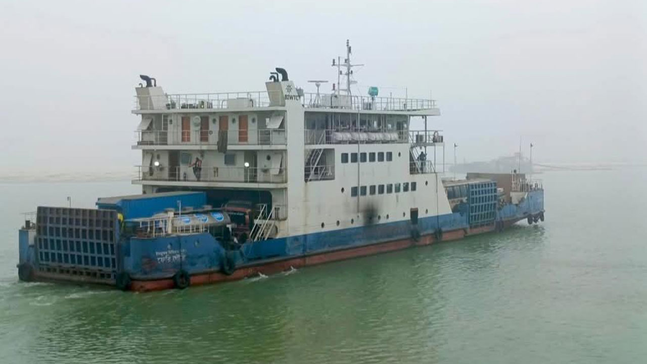 ঘন কুয়াশায় সাড়ে ১০ ঘণ্টা পর ফেরি চলাচল স্বাভাবিক