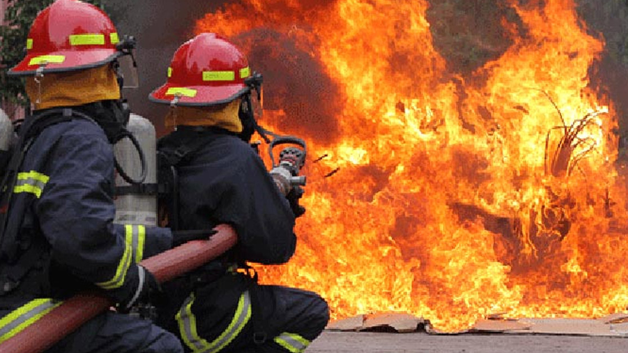 ২ ঘণ্টার চেষ্টায় চট্টগ্রামে রিয়াজউদ্দিন বাজারের আগুন নিয়ন্ত্রণে