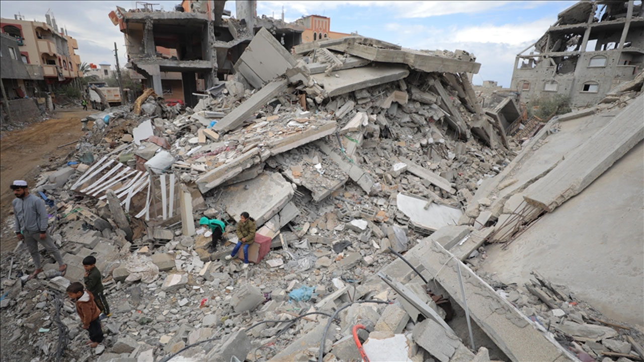 গাজায় ইসরায়েলের তৈরি বালির ঢিবি থেকে ৬৬ ফিলিস্তিনির লাশ উদ্ধার