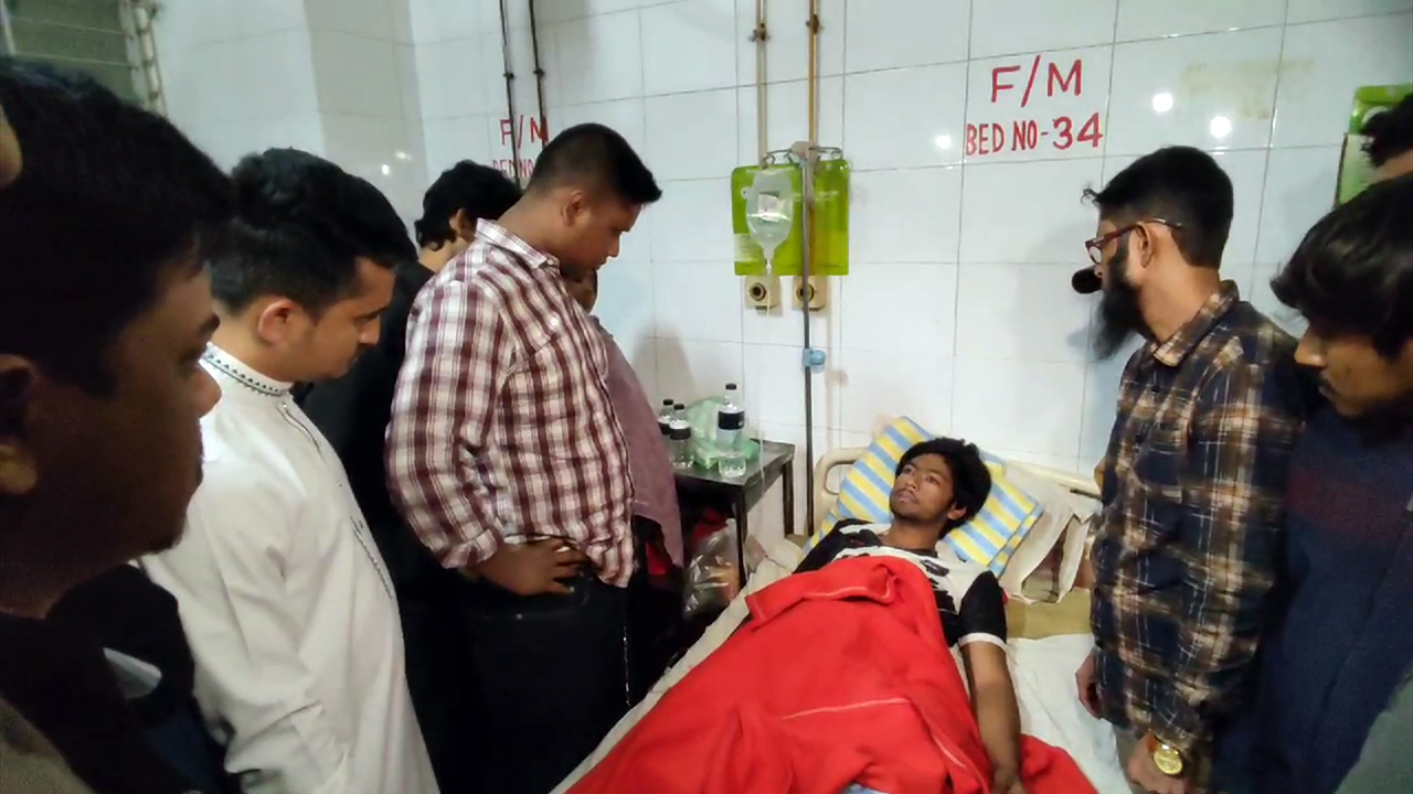 গাজীপুরে আহতদের দেখতে হাসপাতালে সারজিস ও হাসনাত