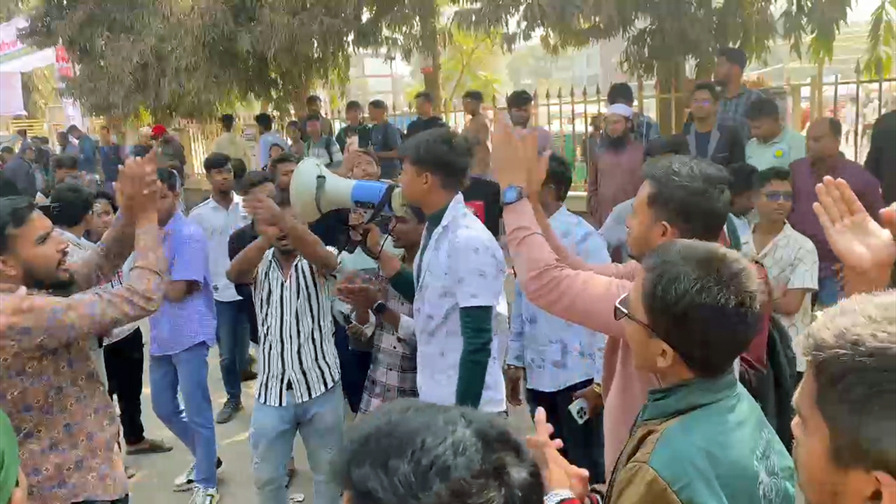 বিক্ষোভ সমাবেশে যোগ দিতে গাজীপুরে জড়ো হচ্ছেন শিক্ষার্থীরা