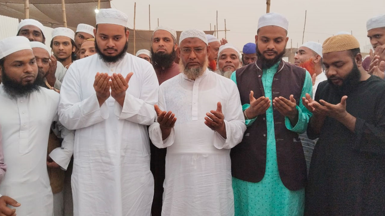 ইজতেমা ময়দানে ২৩ যুগলের যৌতুকবিহীন বিয়ে