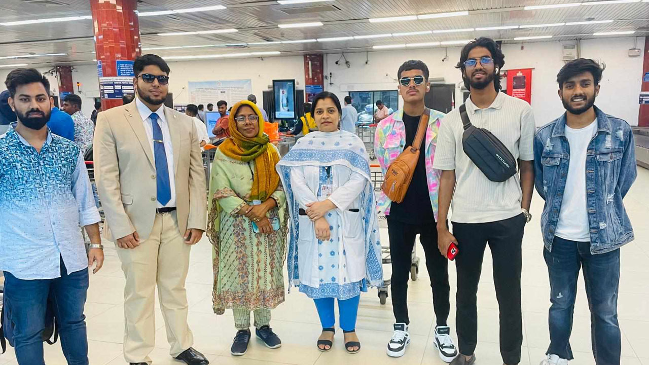 সিঙ্গাপুরে চিকিৎসা শেষে ফিরলেন জুলাই অভ্যুত্থানে আহত ৪ জন