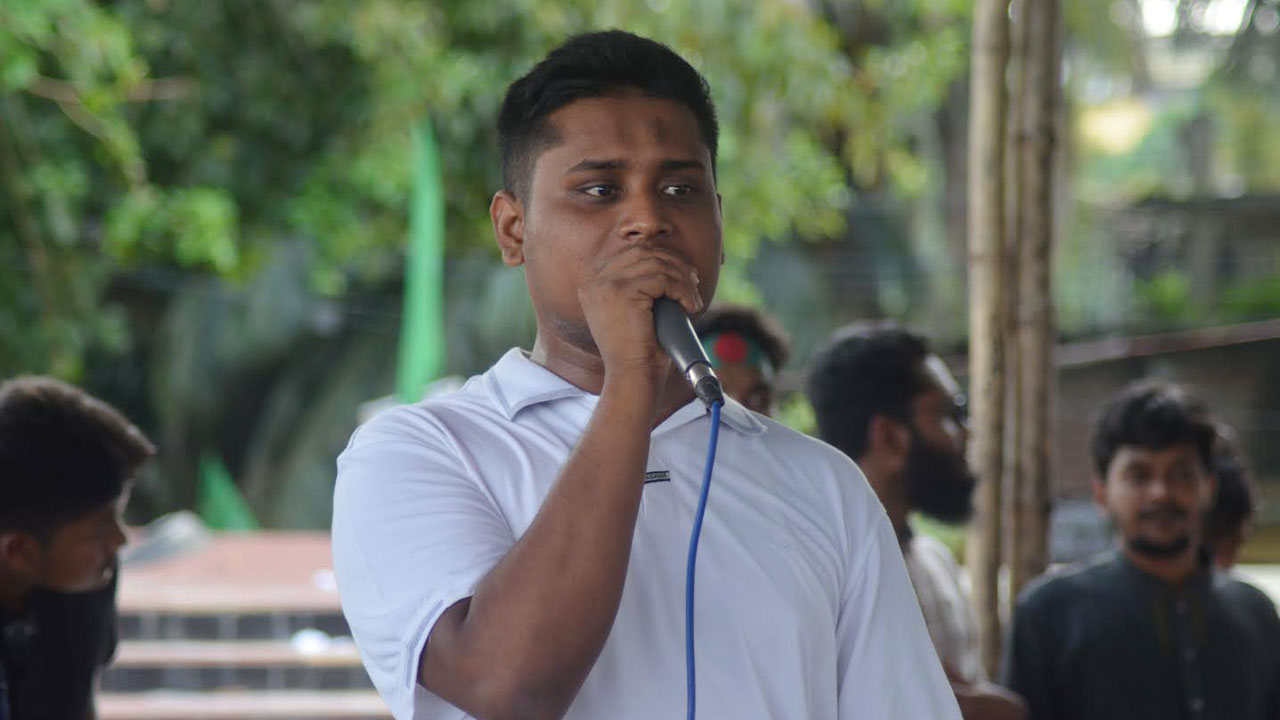 ৩২ নম্বরের বাড়ি নিয়ে হাসনাত আবদুল্লাহর ফেসবুক লাইভ