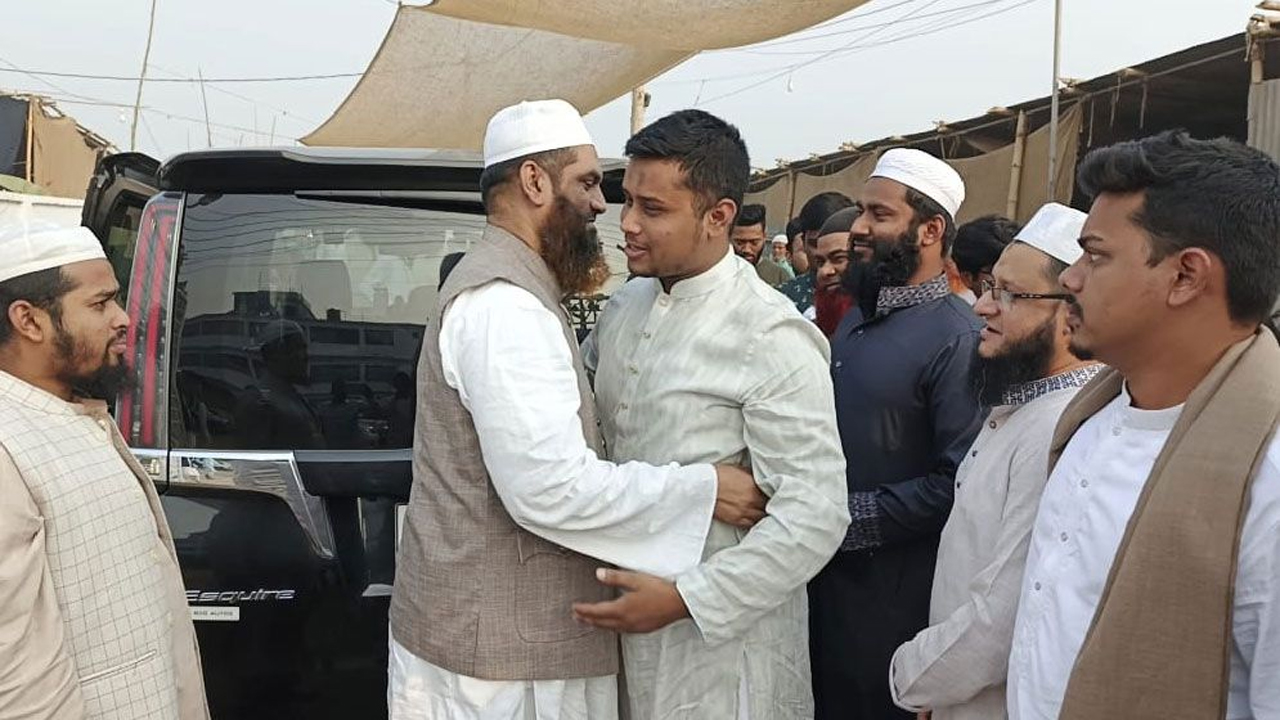 ইজতেমা ময়দানে মামুনুল হক ও হাসনাত আব্দুল্লাহ