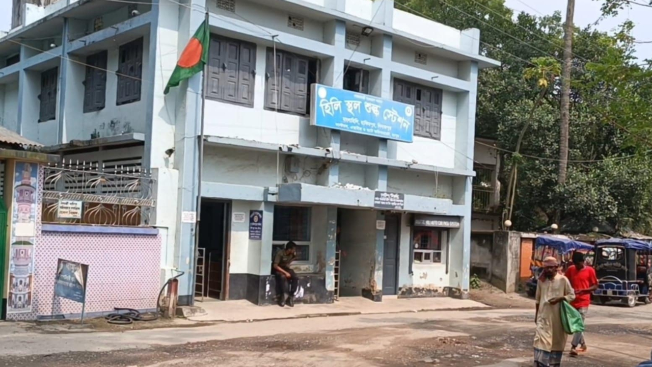 হিলি স্থলবন্দরে পণ্য আমদানি-রপ্তানি বন্ধ