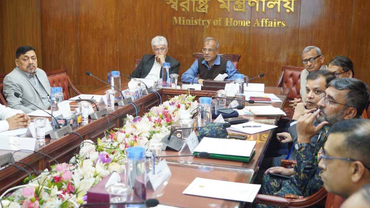 শিক্ষার্থীদের রেললাইন থেকে জনগণই তুলে দেবে : স্বরাষ্ট্র উপদেষ্টা