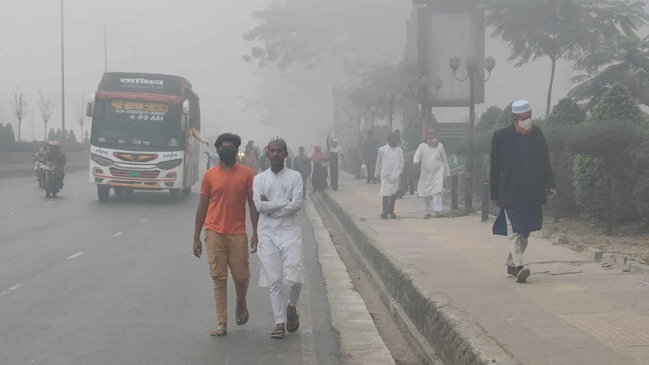 কুয়াশা উপেক্ষা করে আখেরি মোনাজাতে অংশ নিতে যাচ্ছেন মুসল্লিরা