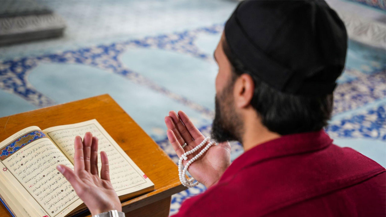 যে ৭ কারণে দোয়া কবুল হয় না