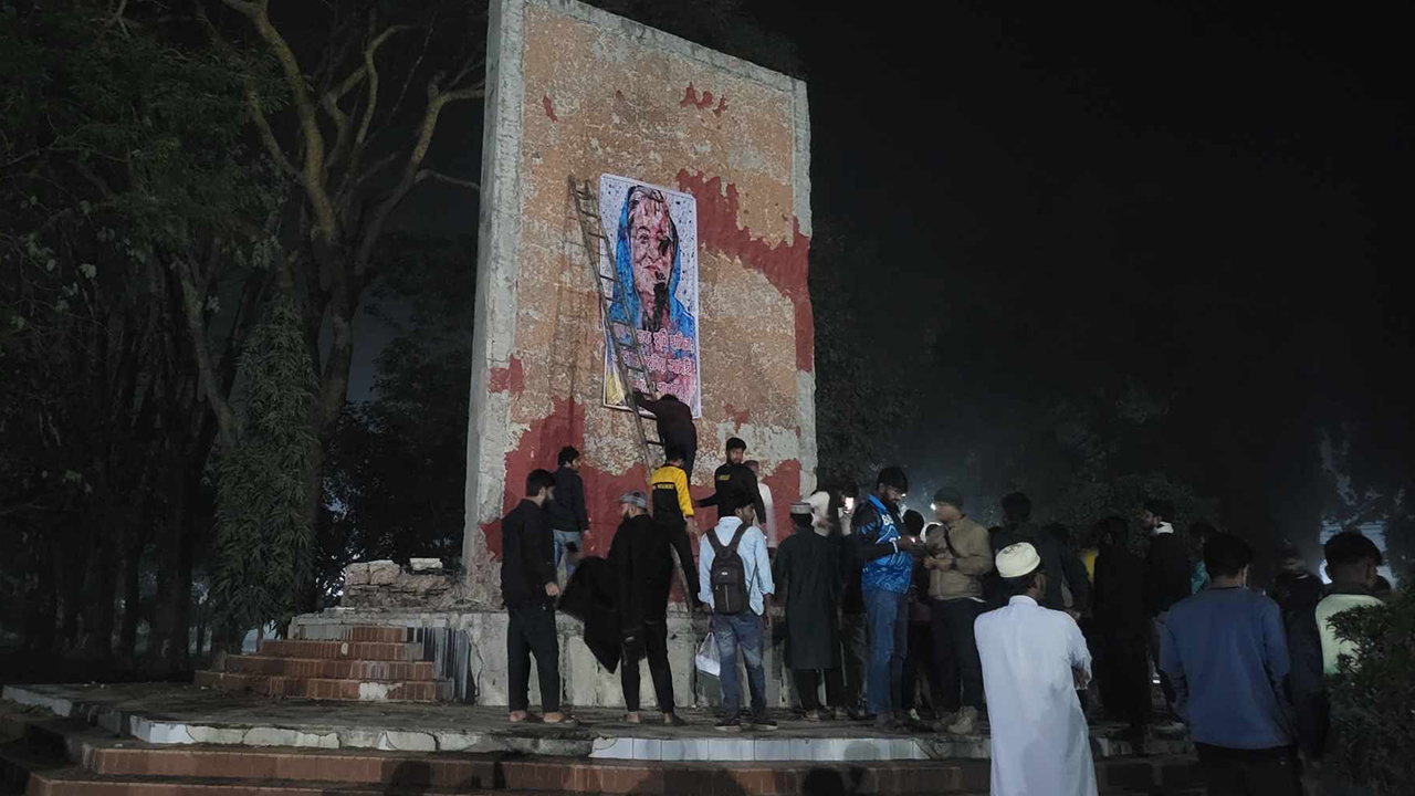 ইবিতে শেখ হাসিনার প্রতিকৃতিতে জুতা নিক্ষেপের প্রতিযোগিতা