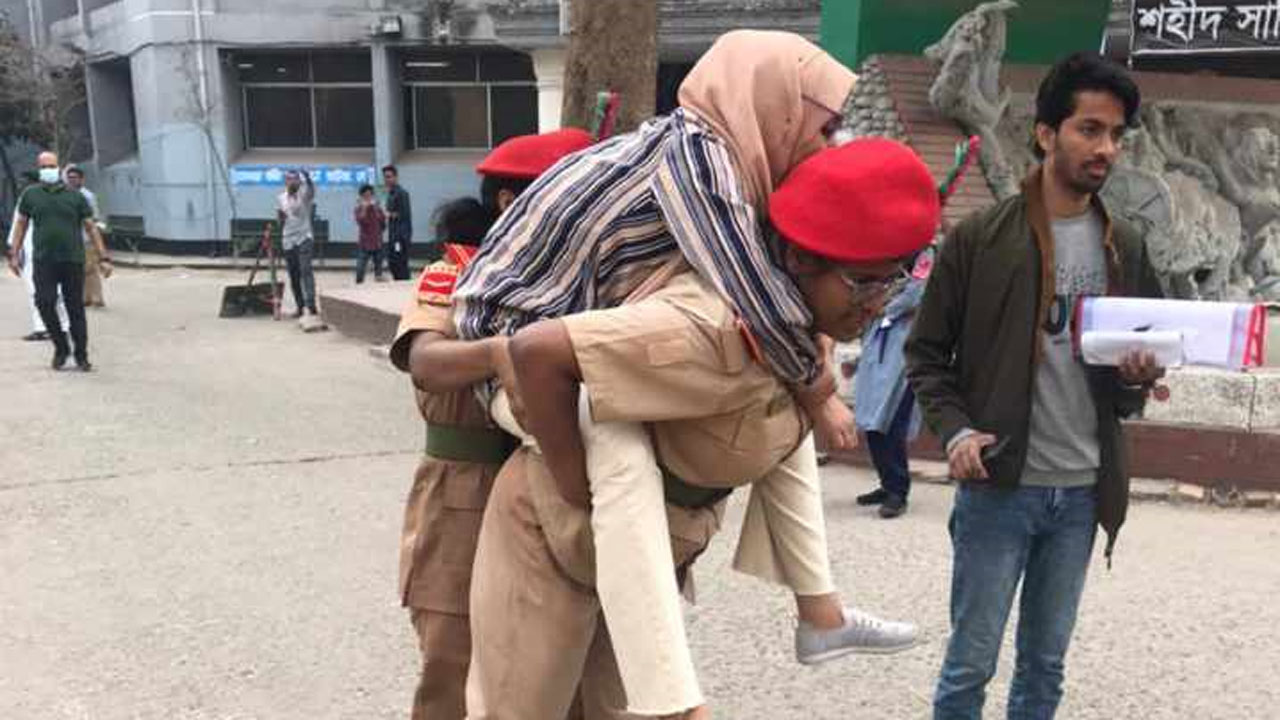 অসুস্থ শিক্ষার্থীকে কাঁধে তুলে হলে পৌঁছে দিলো বিএনসিসি সদস্য