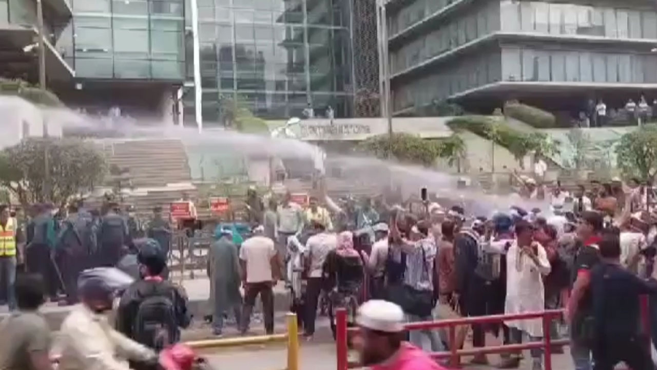 জিপির চাকরিচ্যুতদের আন্দোলনে পুলিশের জলকামান, কয়েকজন আটক