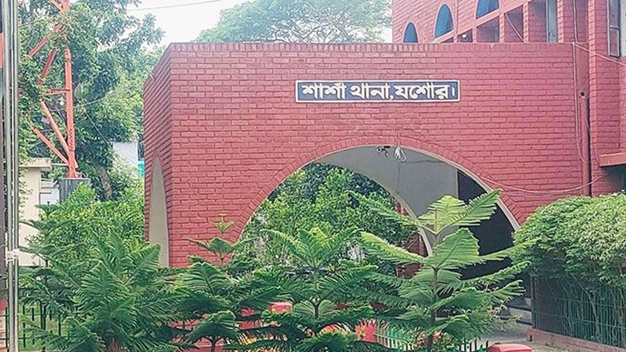ফিড কোম্পানির ম্যানেজারকে কুপিয়ে ৮ লাখ টাকা ছিনতাই