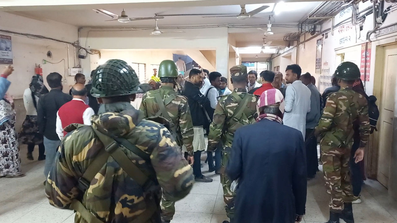 চিকিৎসক-যুবদল নেতার হাতাহাতি, দুই ঘণ্টা হাসপাতালের সেবা বন্ধ