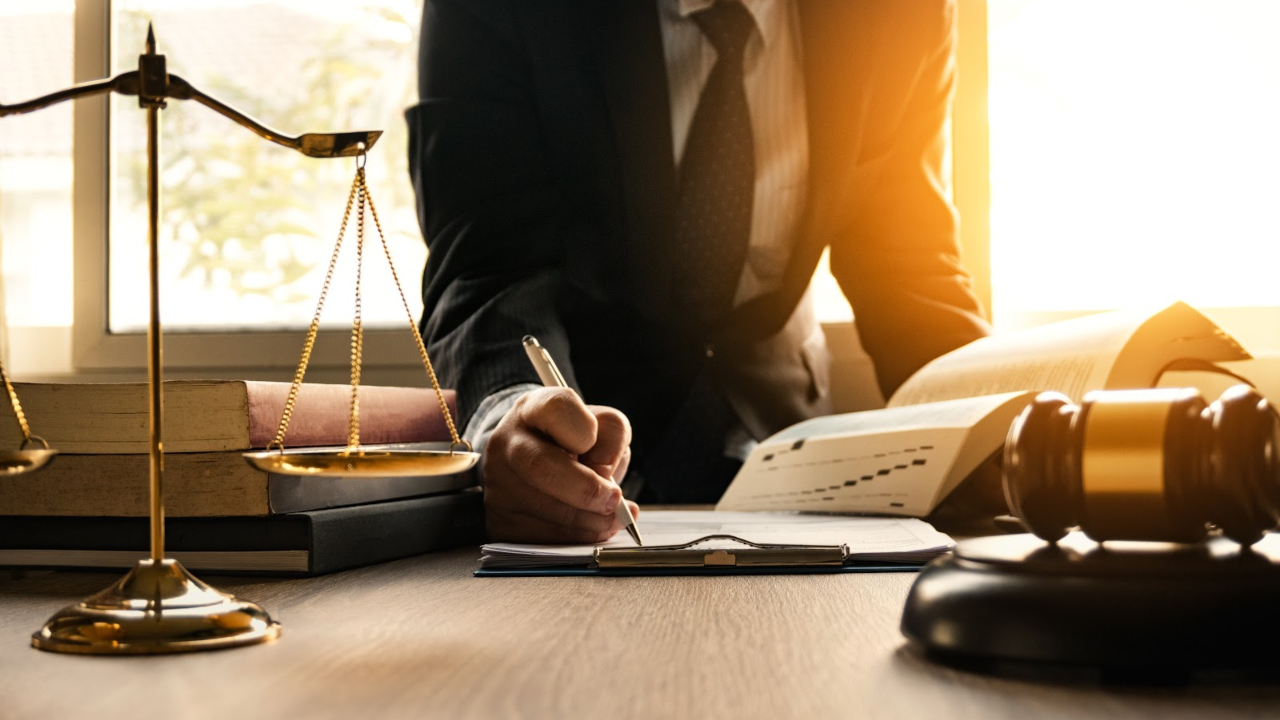 মামলার শুনানি চলাকালে মাটিতে লুটিয়ে পড়লেন আইনজীবী, অতঃপর...