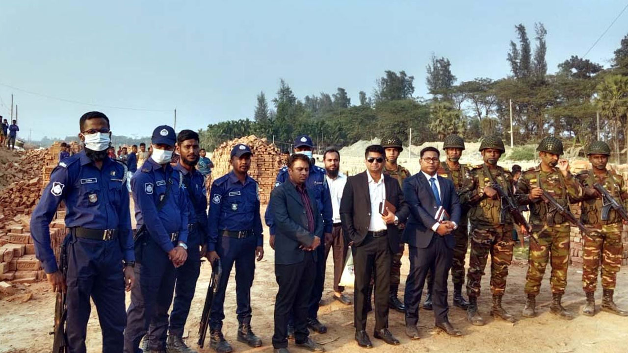 লক্ষ্মীপুরে বন্ধ হলো সেই অবৈধ ইটভাটা, মালিককে জরিমানা