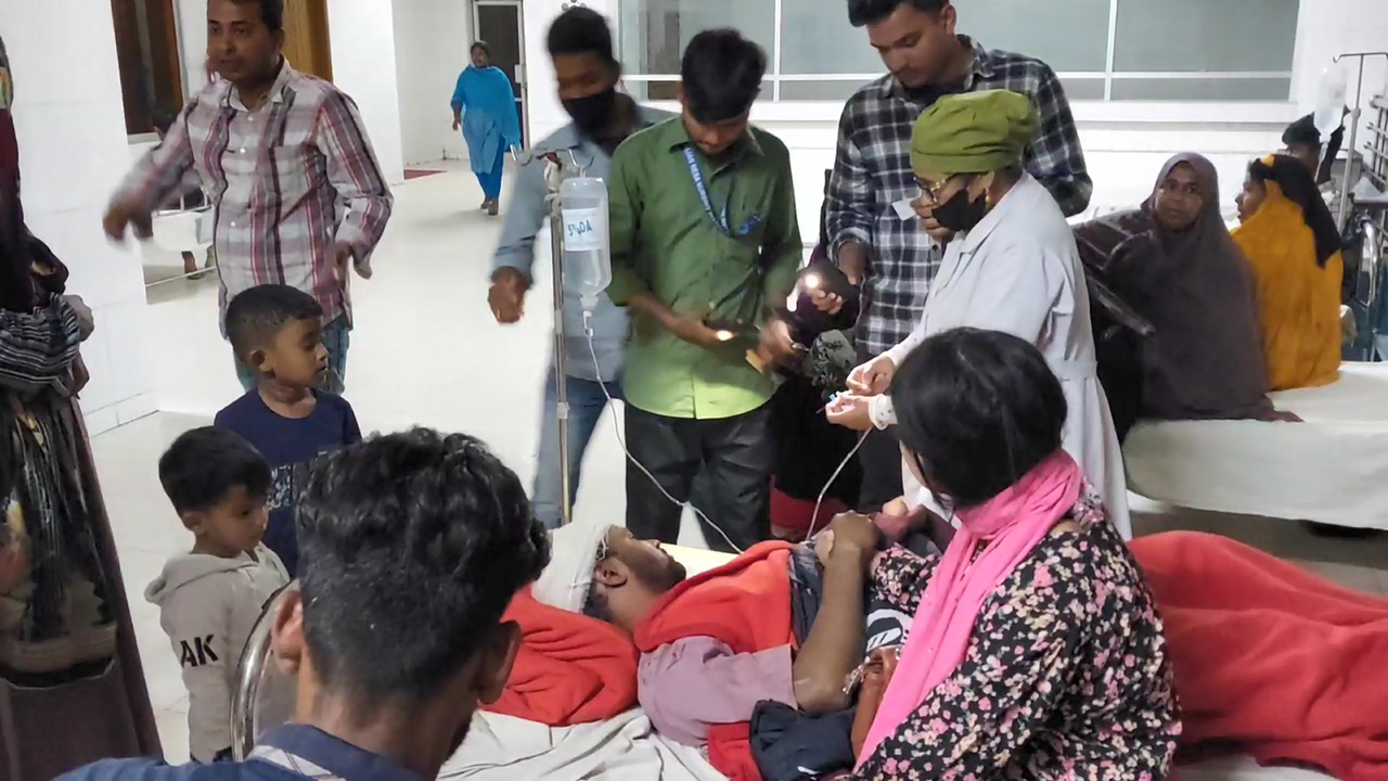 গাড়ি পার্কিং করা নিয়ে বাবা-ছেলেকে কুপিয়ে জখম, এলাকায় উত্তেজনা