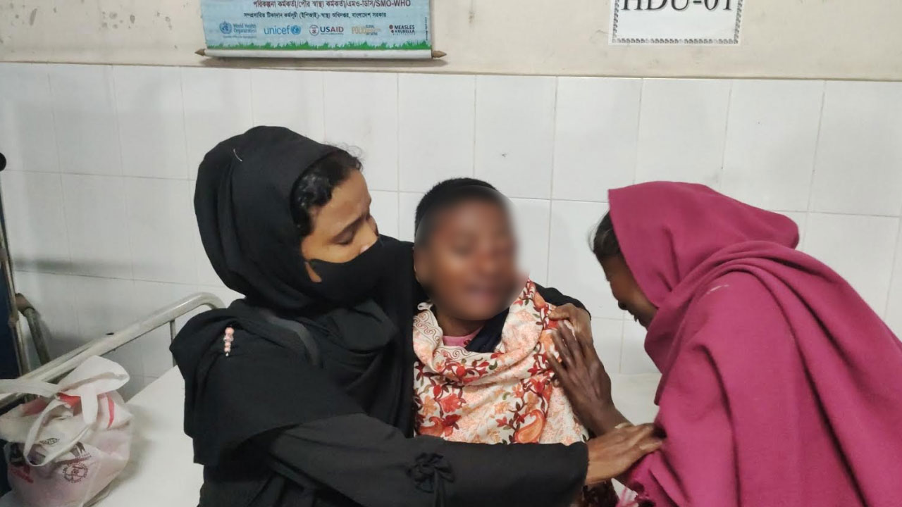 হুজুরের সাইকেল নিয়ে বাড়ি যাওয়ায় শিক্ষার্থীকে পিটিয়ে রক্তাক্ত