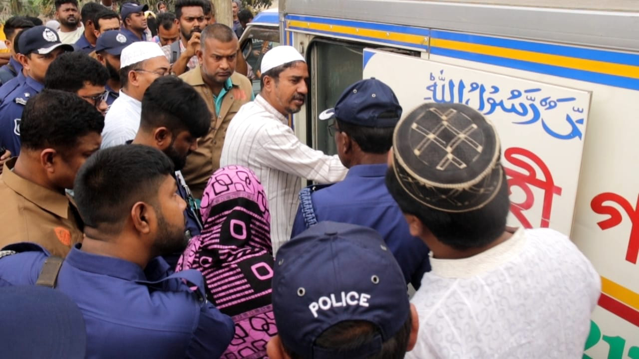 প্যারোলে মুক্তি পেয়ে মায়ের জানাজায় যুবলীগ নেতা