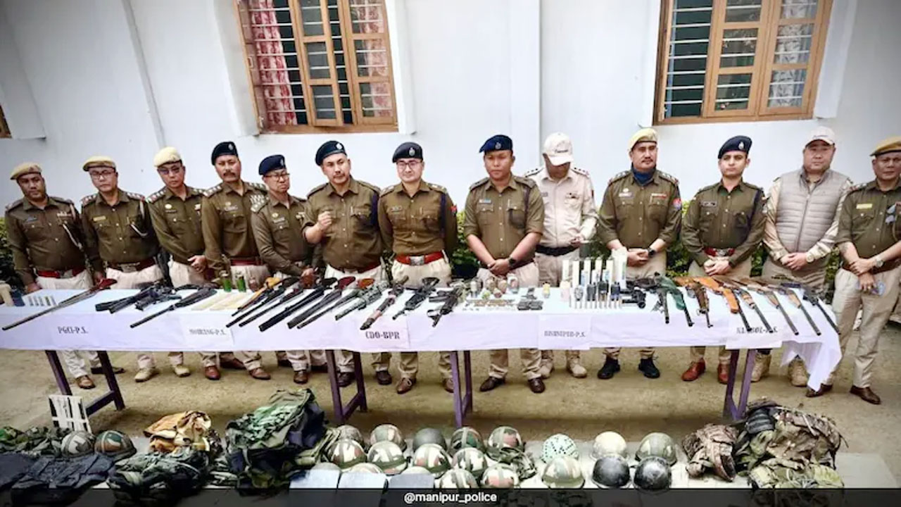 মণিপুরে অস্ত্র সমর্পণ করছেন বিদ্রোহীরা