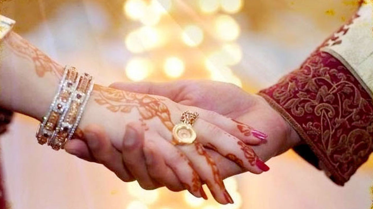 স্ত্রীকে প্রেমিকের সঙ্গে হাতেনাতে ধরলেন স্বামী, অতঃপর...