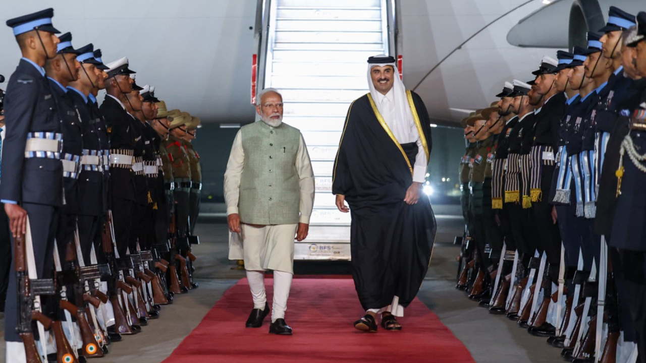 কাতারের আমিরকে বরণে বিমানবন্দরে ছুটে গেলেন মোদি