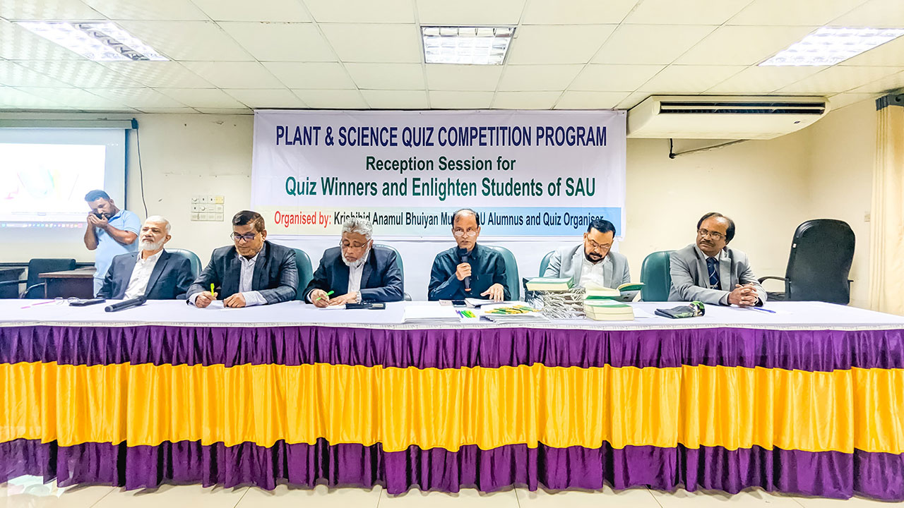 মেধাবীদের পুরস্কার দিলেন কৃষিবিদ এনামুল হক ভূইয়া