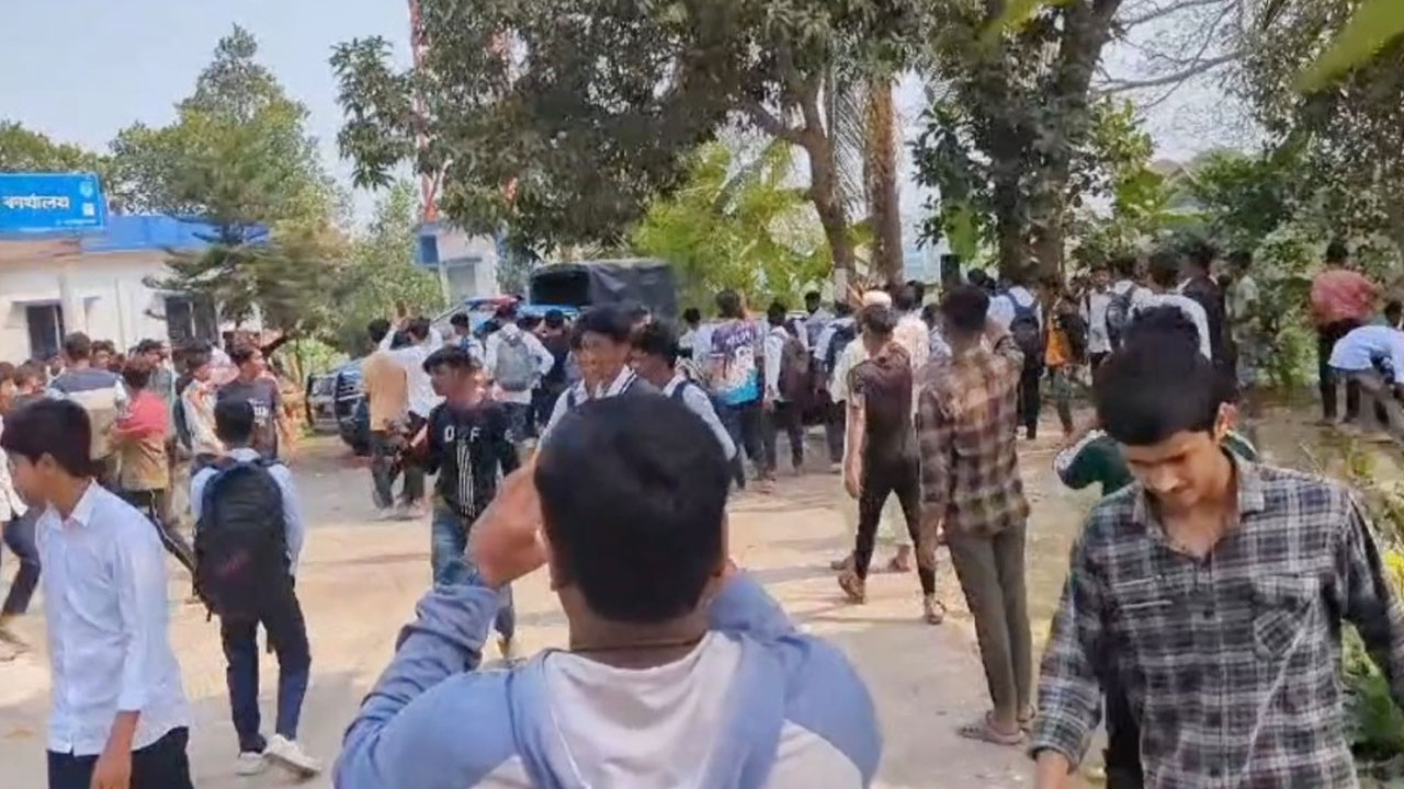 নিখোঁজের সন্ধান চেয়ে থানায় হামলা, গাড়ি ভাঙচুর