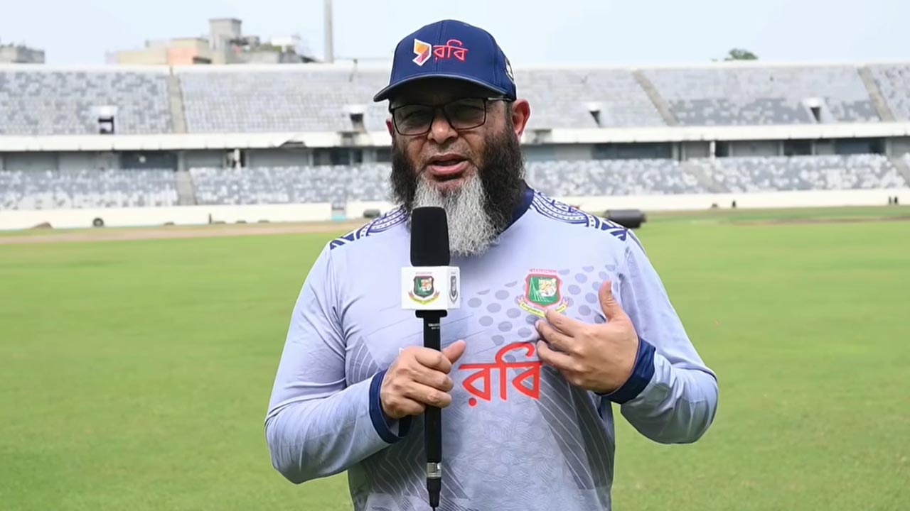 চ্যাম্পিয়ন্স ট্রফির আগেই ঢাকায় আসছেন কোচ মুশতাক
