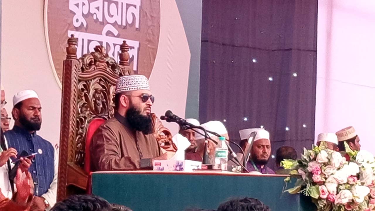 ময়মনসিংহে পৌঁছেছেন মিজানুর রহমান আজহারী, ফুলেল শুভেচ্ছায় বরণ