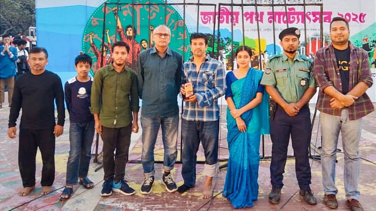 শহীদ মিনারে জুলাই অভ্যুত্থান নিয়ে নাটক ‘গারদের বন্দী’ মঞ্চায়ন