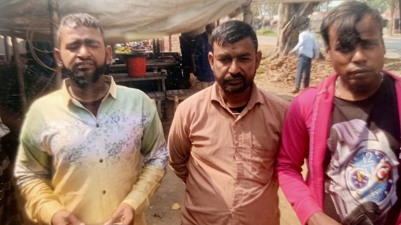 ঢাকা থেকে রাজশাহীগামী যাত্রীবাহী বাসে ডাকাতি, আটক ৩