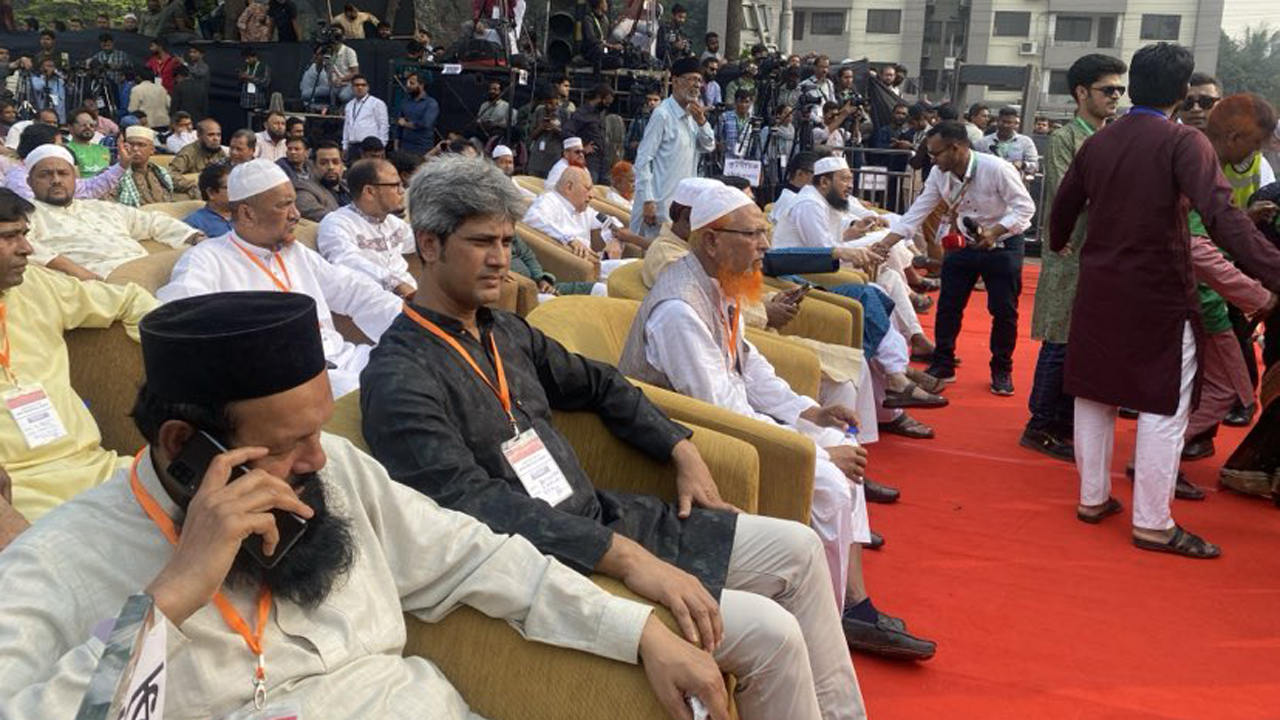 নতুন দলের আত্মপ্রকাশ অনুষ্ঠানে যোগ দিয়েছেন অন্য দলের নেতারা