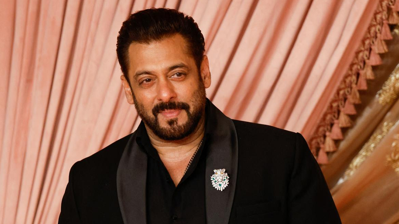 বিমানবন্দরে মেজাজ হারালেন সালমান