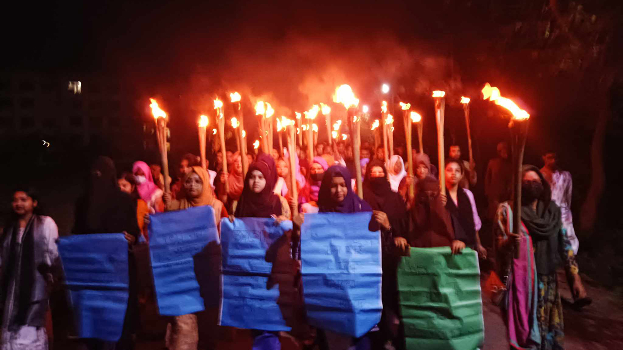 নারী নিপীড়ন ও ধর্ষণের প্রতিবাদে নোবিপ্রবিতে মশাল মিছিল