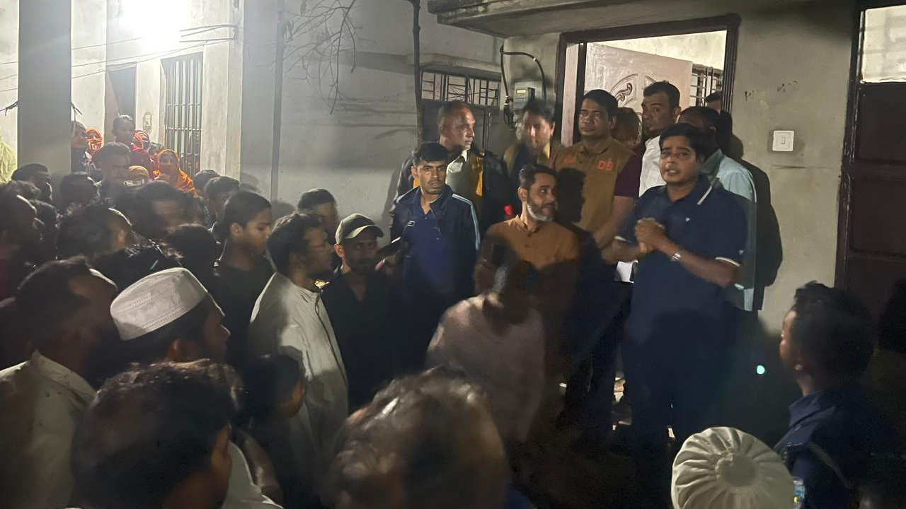 নোয়াখালীতে ঘরে ঢুকে বিএনপি নেতার মাকে কুপিয়ে হত্যা