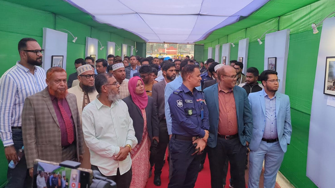 পটুয়াখালীতে জুলাই বিপ্লবের আলোকচিত্র প্রদর্শনীতে উপচে পড়া ভিড়