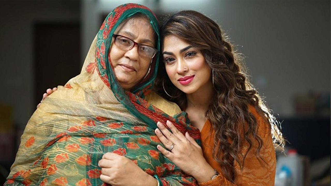 পপিই আমাকে জমি নিয়ে জ্বালাচ্ছে- বললেন নায়িকার মা