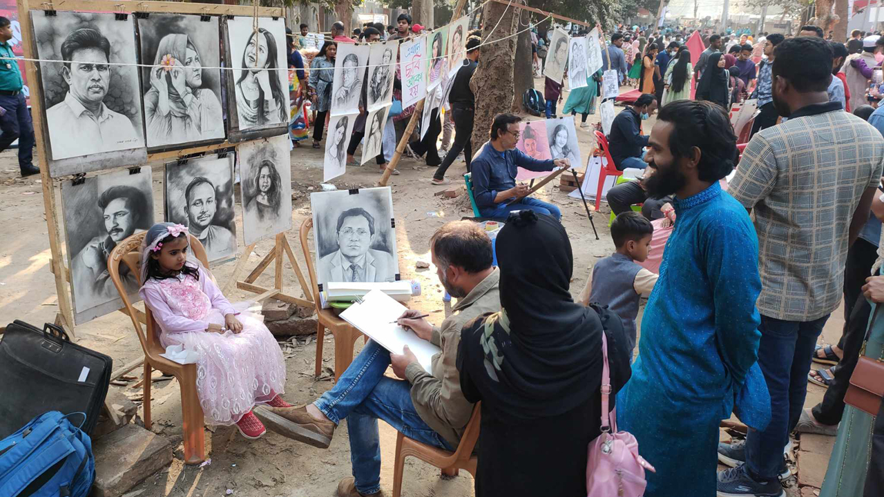 বইমেলায় হাতে আঁকা নিজের ছবি মিলছে ১০ মিনিটেই