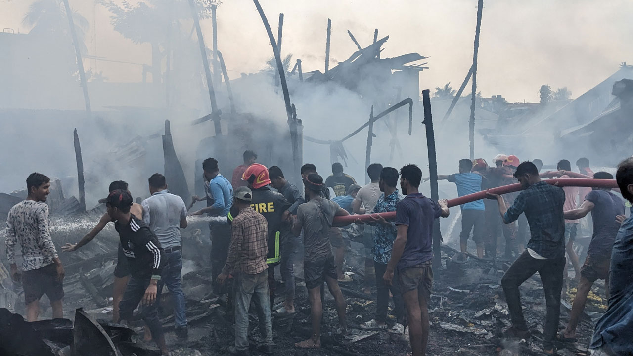 পটুয়াখালীতে আগুনে বসতঘরসহ ১৬টি স্থাপনা ভস্মীভূত