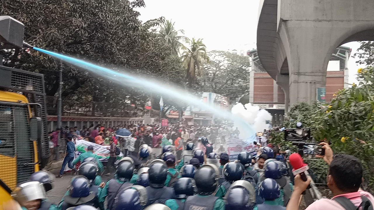 প্রেস ক্লাবের সামনে আউটসোর্সিং কর্মীদের ওপর লাঠিচার্জ, আহত ৪