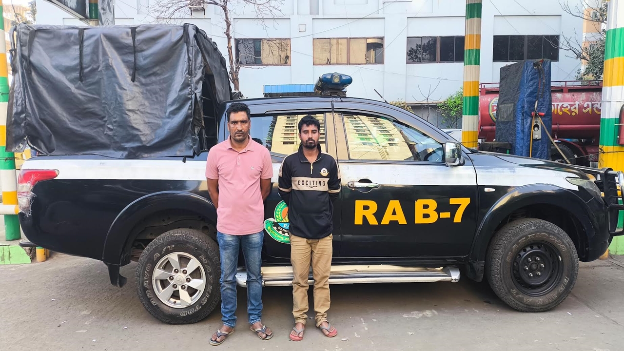 সিগন্যাল দিলেও থামেনি প্রাইভেটকার, সিটের নিচে ১৯৬ বোতল ফেনসিডিল