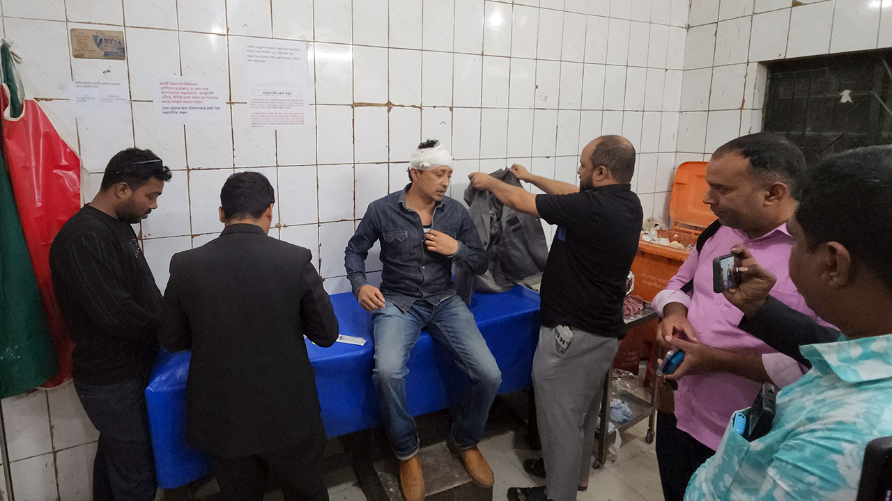 বালুমহাল ইজারা নিয়ে দুই পক্ষের মারামারি, সাংবাদিককে কুপিয়ে জখম