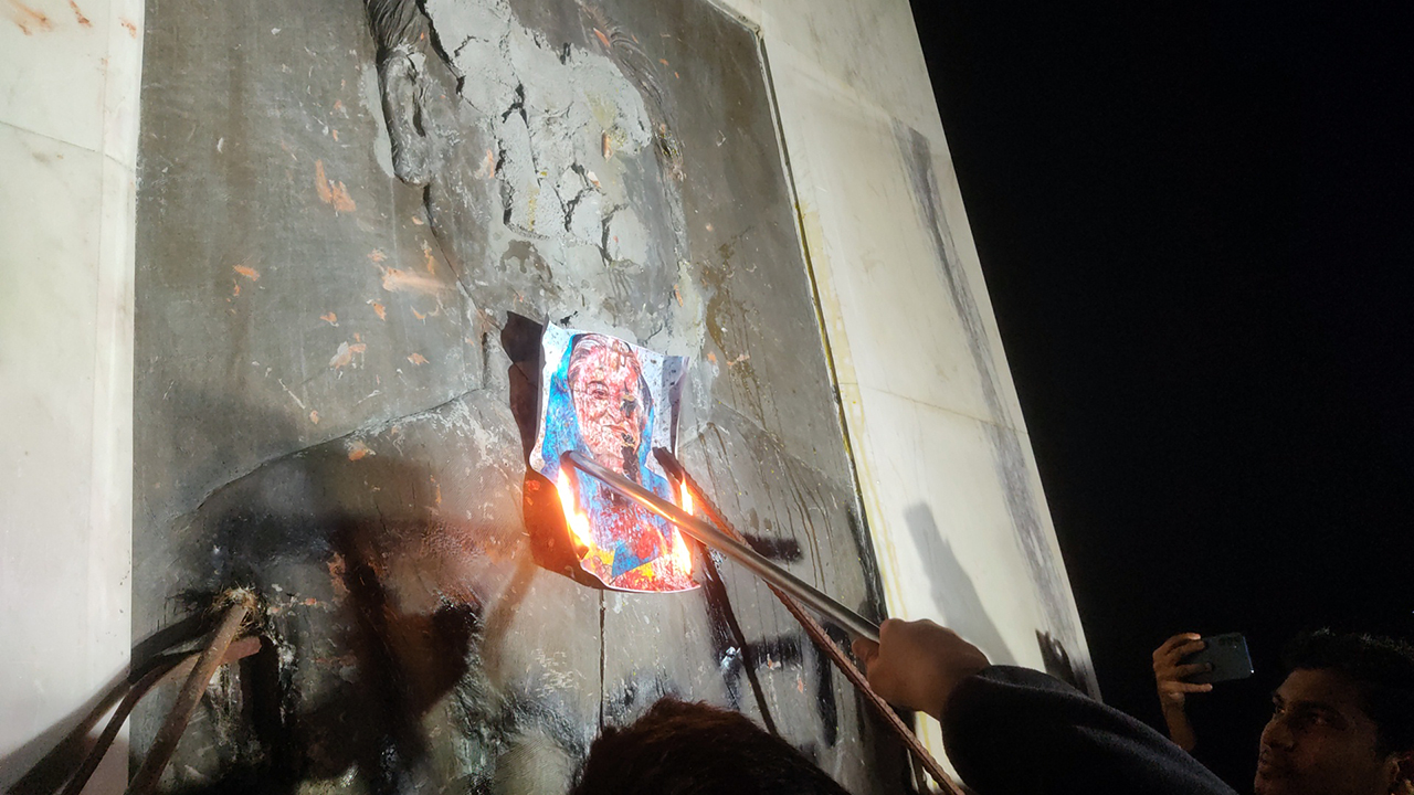 বঙ্গবন্ধুর ম্যুরালে হাসিনার ব্যঙ্গচিত্র দাহ করলেন শিক্ষার্থীরা